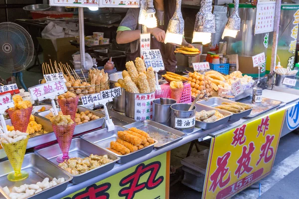 Streetfood im Einkaufsviertel Danshui — Stockfoto