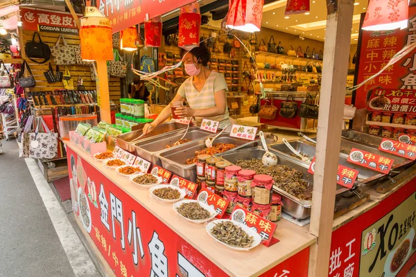 Chili fisk säljare och köpare på Danshui shoppingområdet — Stockfoto