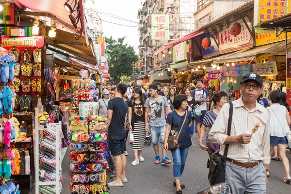 Shoppers wandelen door Tamsui voetganger winkelcentrum — Stockfoto