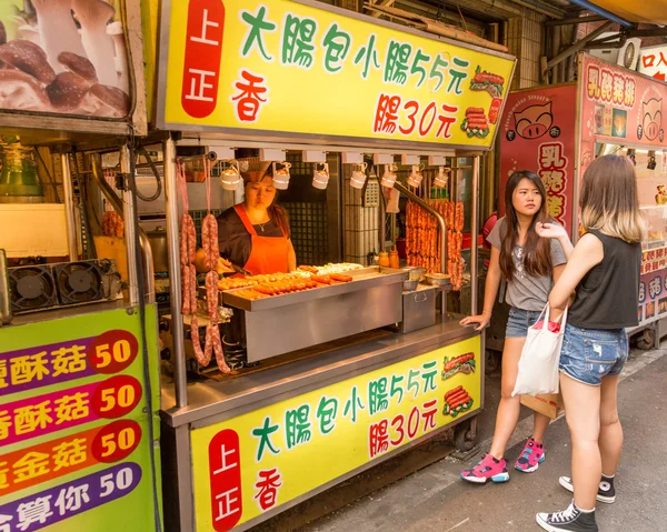 Straatverkopers en shoppers op Danshui winkelgebied — Stockfoto
