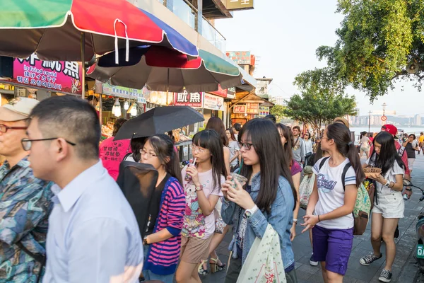 Danshui pěší nákupní oblast řeka strana — Stock fotografie