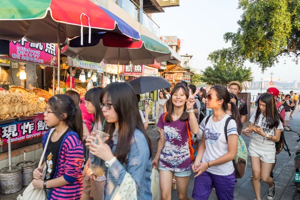 Danshui voetgangers winkelen gebied-rivier de kant — Stockfoto