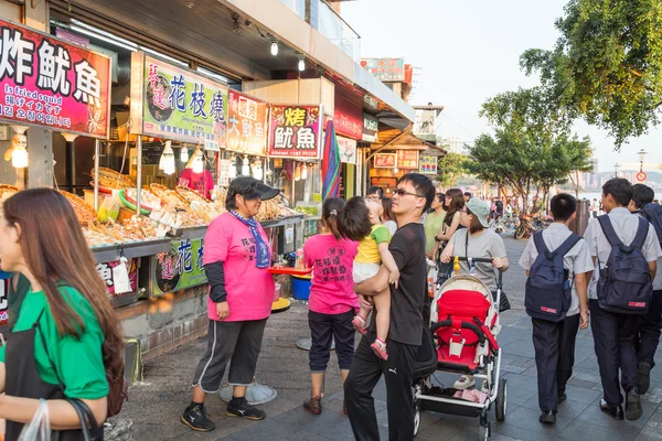 Danshui voetgangers winkelen gebied-rivier de kant — Stockfoto