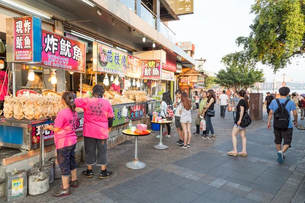 Shoppers wandelen langs zeevruchten leverancier op Tamsui rivier winkelgebied — Stockfoto