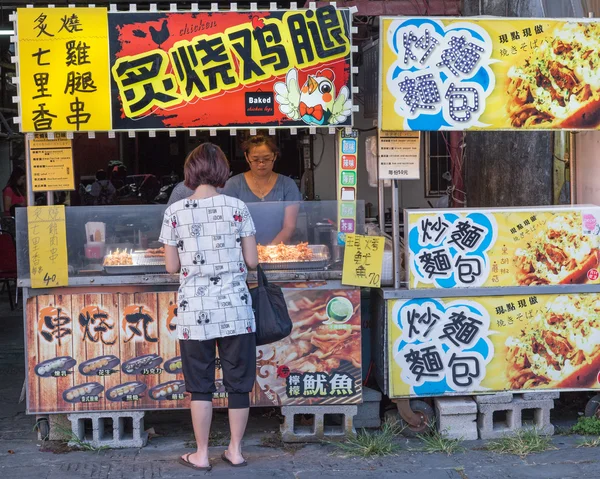 ストリート ベンダーと淡水地区商店街での買い物客 — ストック写真