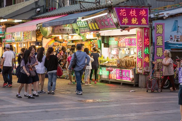 Shoppers wandelen langs de winkels op de Danshui rivier winkelgebied — Stockfoto