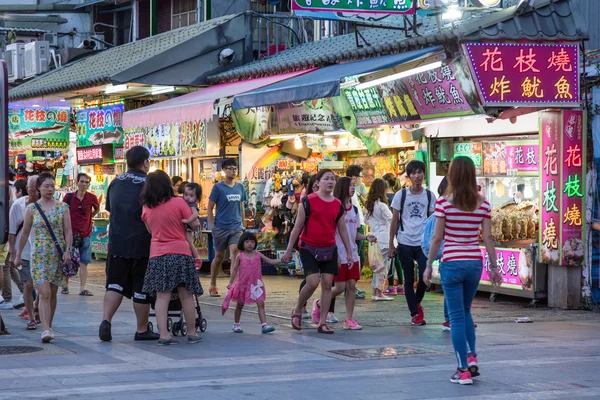 Shoppers wandelen langs de winkels op de Danshui rivier winkelgebied — Stockfoto