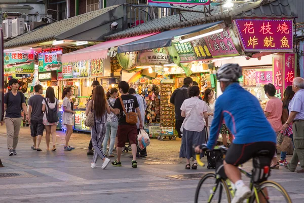 Shoppers wandelen langs de winkels op de Danshui rivier winkelgebied — Stockfoto