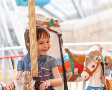 Kız bir atlıkarınca açık