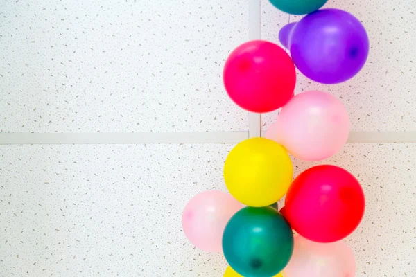 Bunte Luftballons an der Decke — Stockfoto