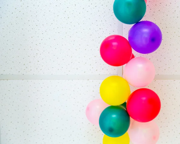 Bunte Luftballons an der Decke — Stockfoto