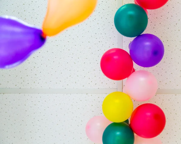 Bunte Luftballons an der Decke — Stockfoto