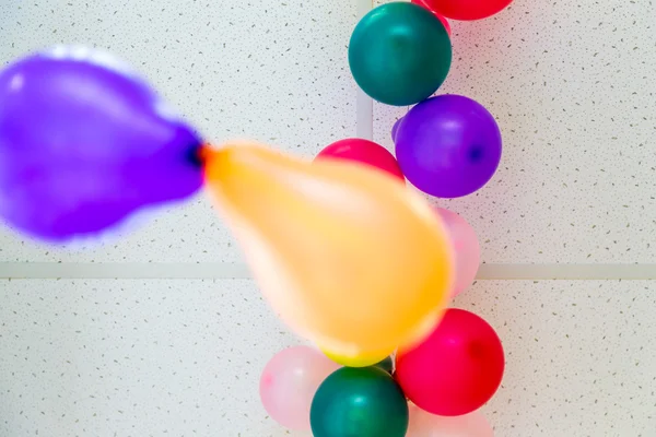 Globos de colores en el techo — Foto de Stock