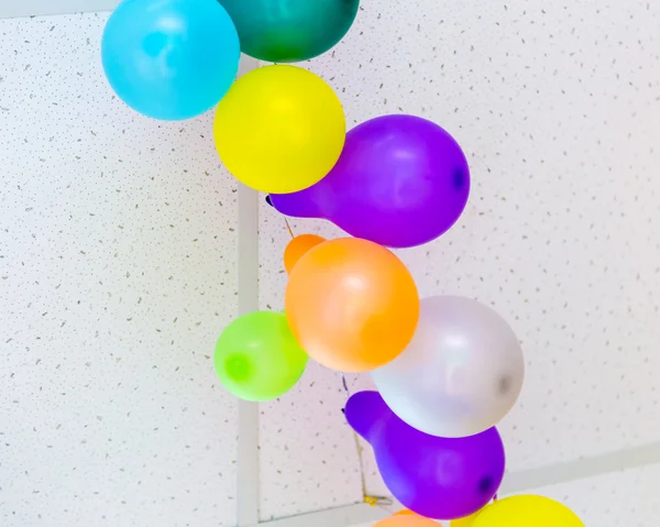 Globos de colores en el techo — Foto de Stock