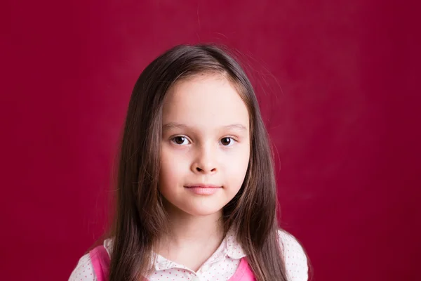 Young Asian American girl på röd bakgrund — Stockfoto