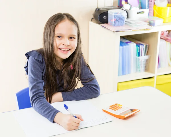 Asian American girl using calculator — Stock Photo, Image