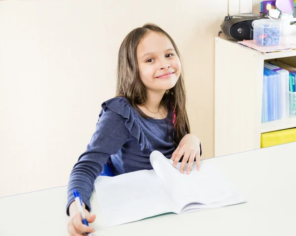 Aziatisch meisje op school — Stockfoto