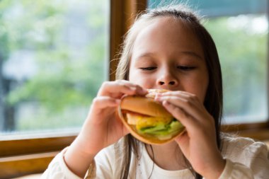 Hamburger yiyen kız