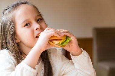 Hamburger yiyen kız