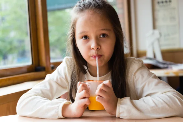 Multietniska tjej dricka saft — Stockfoto