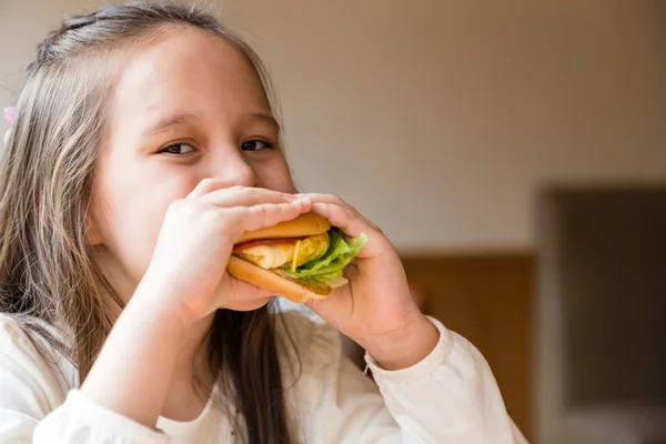 Mädchen isst Hamburger — Stockfoto