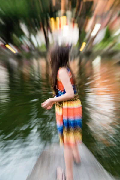 Jeune fille par lac, déconcentré — Photo