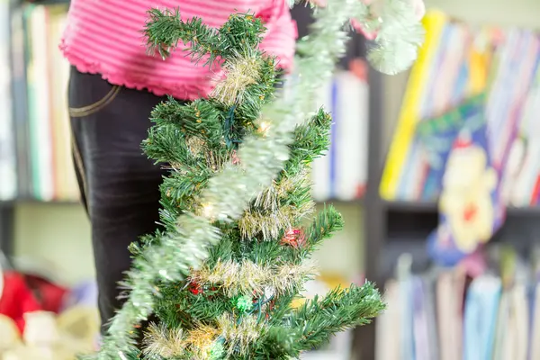 Kleines Mädchen schmückt Weihnachtsbaum — Stockfoto