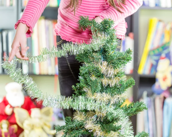 Petite fille décoration arbre de Noël — Photo