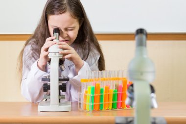 Çocuk bilim adamı mikroskop arıyorsunuz