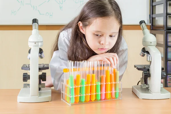 Child scientist doing experiment — Stock Photo, Image