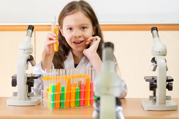 Bambino scienziato che fa esperimenti — Foto Stock