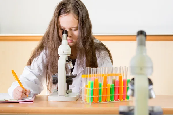 Enfant scientifique faisant des expériences — Photo