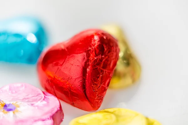 Choklad hjärtan i folie — Stockfoto