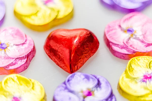 Choklad hjärtat i folie — Stockfoto