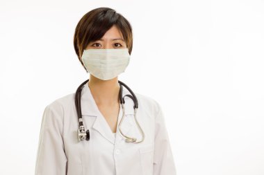 Asyalı kadın doktor ameliyat maskesi kameraya bakarak ile