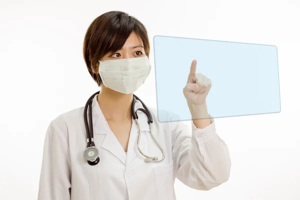 Asiático médico femenino presionando pantalla virtual — Foto de Stock