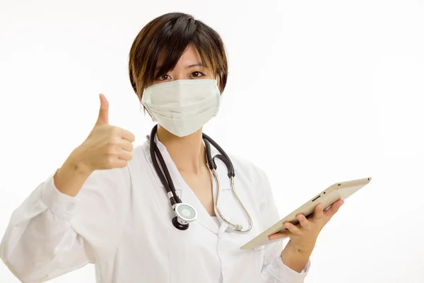 Asiática médico femenino con tableta ordenador, thumbs-up — Foto de Stock