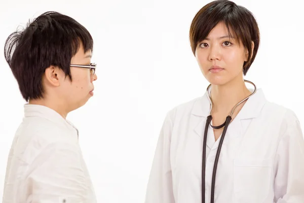 Préoccupé asiatique femme médecin avec patient — Photo