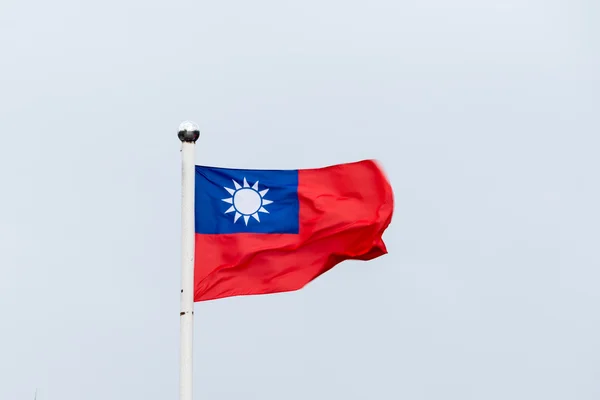 Флаг тайваня, дующий на ветру — стоковое фото