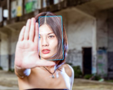 Çinli kadın selfie sanal telefon ile alarak