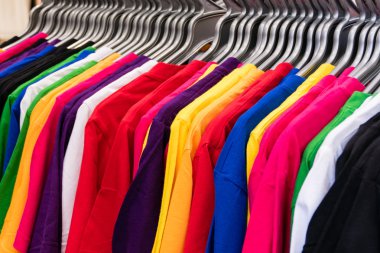 Askıları çeşitli renkli T-shirt