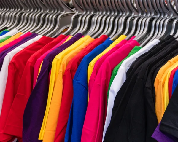 Varie T-shirt colorate su appendini — Foto Stock