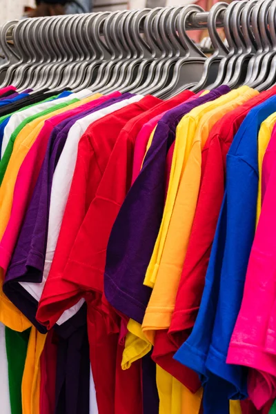 Varie T-shirt colorate su appendini — Foto Stock