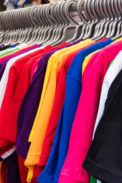 Varie T-shirt colorate su appendini — Foto Stock