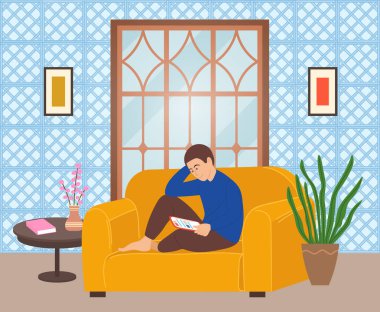 Evdeki kanepede oturan, internette gezen, akıllı telefon sosyal medya ağını kullanan bir adam.