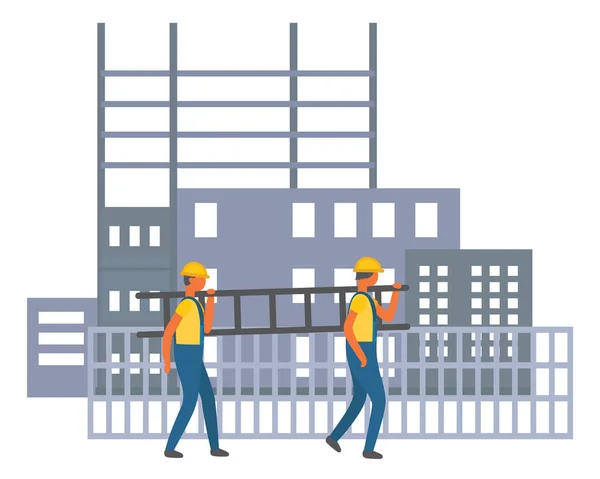 Строительная площадка, два строителя идут, несут лестницу рядом с забором, рабочие в защитных шлемах — стоковый вектор