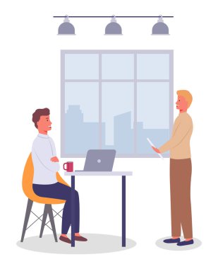 İşadamı şefinin masada oturup elinde kağıt olan çalışanları dinlemesi.