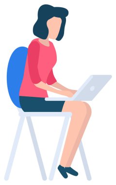 Dizüstü bilgisayarlı kadın Sandalyede oturuyor ve çalışıyor