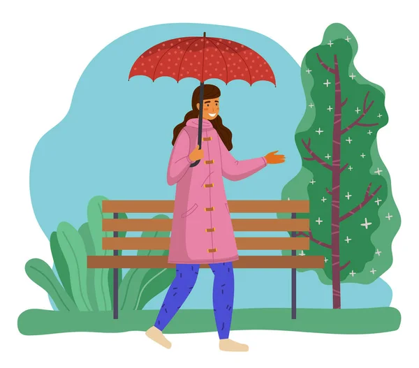La chica va con paraguas punteado rojo. Parque, banco, árbol verde, exuberante arbusto. Impermeable, paraguas, galpones — Vector de stock