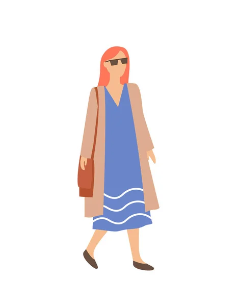 Kvinna i lång blå klänning och rock, i solglasögon — Stock vektor